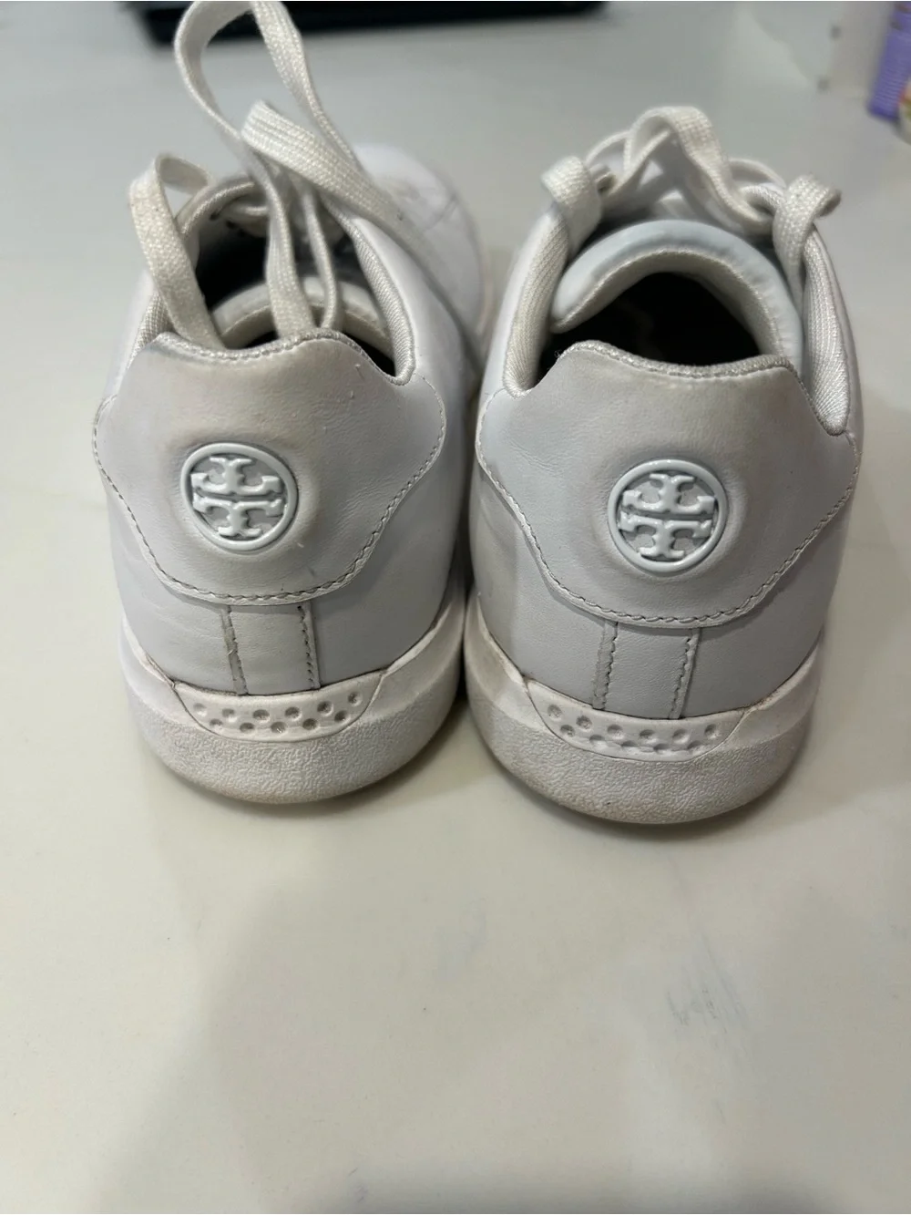 Tory Burch women’s Off-White Leather Logo Heel Sneakers. Size 8